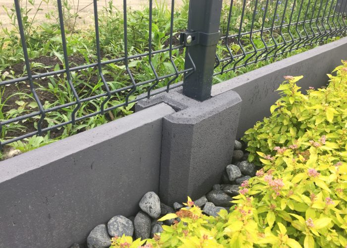 możliwość łączenia panelu ogrodzeniowego i podmurówki