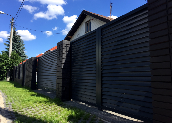 nowoczesny dom z żaluzjowym ogrodzeniem